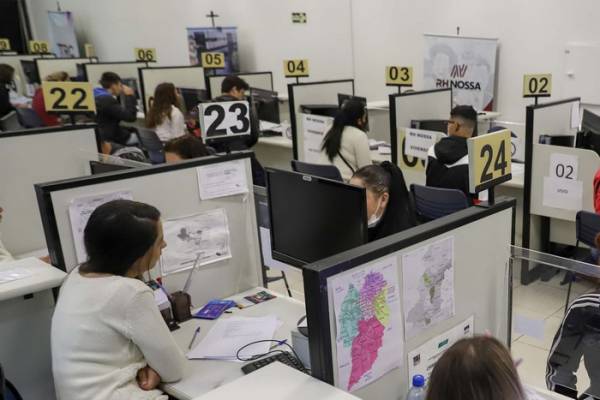 Agências do Trabalhador iniciam a semana com 14,9 mil vagas abertas no Estado Foto: Geraldo Bubniak/AEN